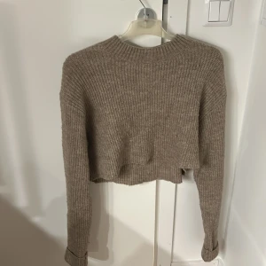 Brun croppad stickad tröja - Brun jättefin stickad tröja, den är avklippt eftersom det var en tunika från början.