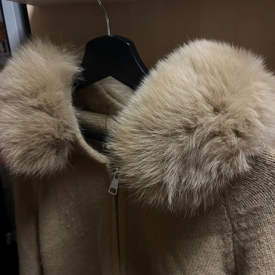 Beige cardigan jacka med päls från alessa - 3