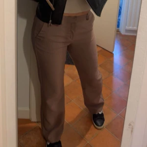 Beiga kostymbyxor - Snygga beiga kostymbyxor och normal passform, mid waist. Perfekta för en clean och stilren look, passar till sneakers eller boots. Använda 2 gånger. 