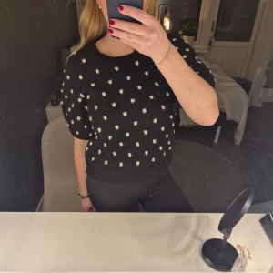 Svart stickad prickig tröja - Endast använd en gång. Superfin svart stickad tröja från Vila med vita prickar❣️