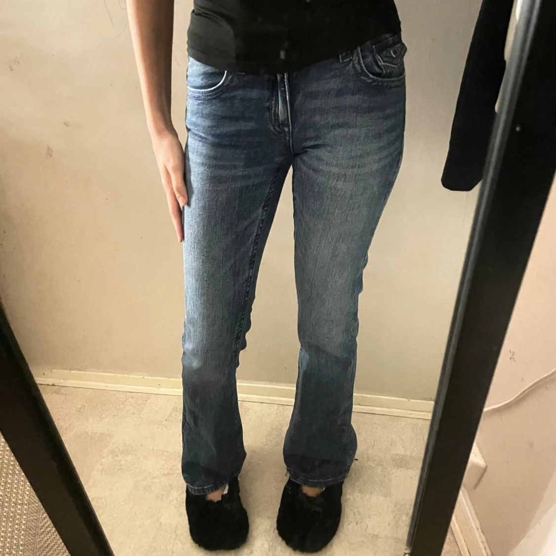 Blå bootcut jeans från Gina Tricot - 1