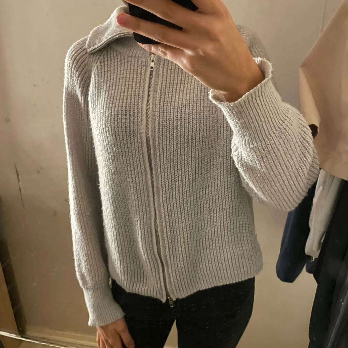 Ljusgrå stickad kofta med dragkedja - 1
