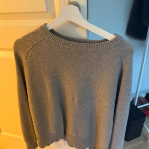 Soft goat  - Soft goat tröja, den är mer begie i färgen än grå skulle jag säga, en liten fläck men inget syns 