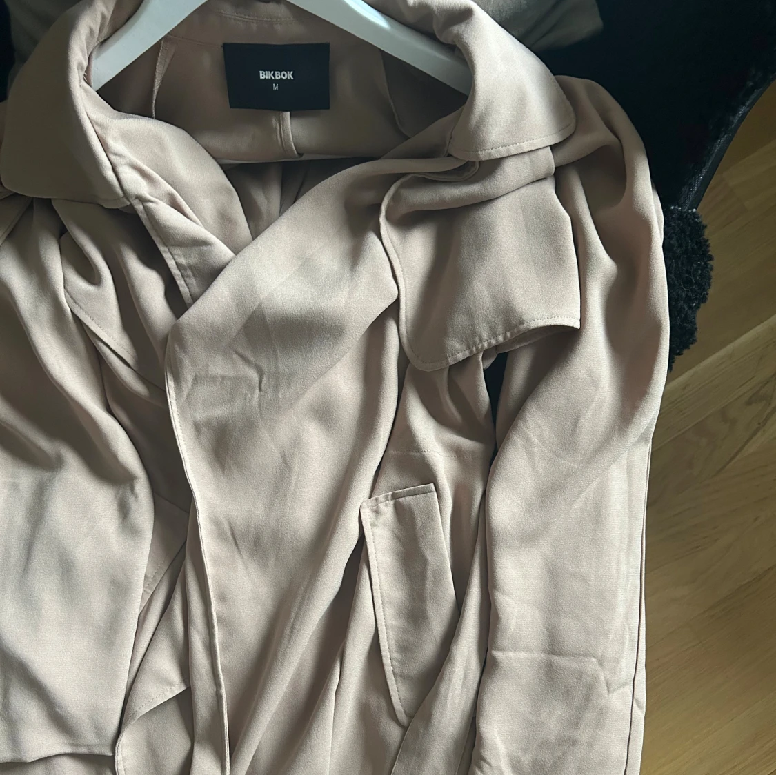 Beige trenchcoat från Bik Bok - 3