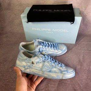 Helt nya Philippe model skor - Säljer dessa helt nya Philippe model skor som är perfekta till sommaren ☀️. Storleken på skorna är 41 men passar även 42. Nypris på dessa ligger på 4000 kr men vi säljer endast för 1699kr!!