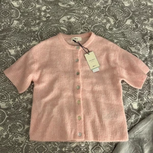 Rosa stickad topp - Rosa stickad topp med knappar. Helt ny med prislapp, från Gina Tricot. Slutsåld på hemsidan. Kika gärna på mina andra annonser, behöver bli av med allt så köp gärna bundle och buda gärna😊