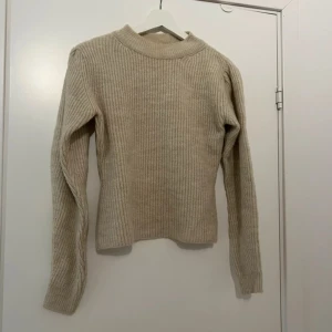 Stickad tröja - Beige stickad tröja från Nelly trend. 