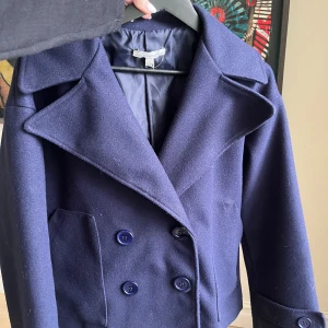 Mörkblå kappa från  Design by Si XS/S - Mörkblå kappa passar till hösten 