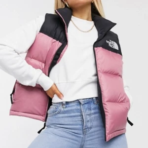 North face vest  - Säljer min älskade north face väst som tyvärr är för liten för mig nu! Nypirs ca 1000 kr, säljer för 799💕 Skriv vid frågor🥰