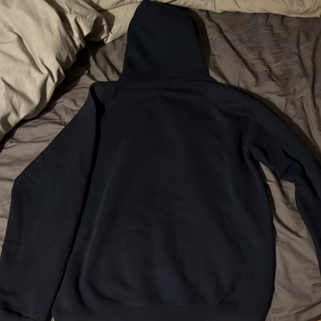 Mörkblå hoodie med stjärntryck Gildan - 1