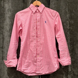 Polo Ralph Lauren Skjorta  - - Säljer en snygg Polo Ralph Lauren skjorta i mycket bra skick                                                                - Storleken på skjortan är S                                           - Färgen på skjortan är Rosa