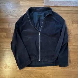 Mörkblå overshirt från Riley - Assnygg overshirt i manchestertyg med dragkedja från Riley, köpt på brothers för ett par år sedan. Den är lite solblekt men det gör den bara snyggare enligt mig. Gjord för män men skulle säga att den kan vara riktigt snygg på tjejer med! Priser kan diskuteras vid snabb affär!