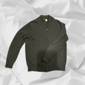 Stickad tröja från 248 - Skitsnygg stickad tröja från ,248– enkel att matcha och skön att bära. Ett stilrent val, noggrant utvalt med omsorg av AM Clothing.  📩 Frågor? Hör gärna av dig! 📲 Följ oss här på Plick för fler uppdateringar. ♻️ Tack för att du handlar mer hållbart med AM Clothing!