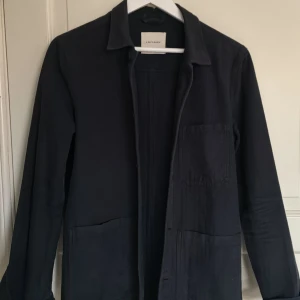 A days march overshirt  - Väldigt snygg overshirt, använd få gånger nypris 1600 säljer för endast 449kr 