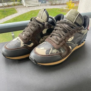 Valentino Rockrunner  - Feta Valentino Rockrunners | riktigt bra skick 9/10✅| skriv vid frågor eller funderingar!