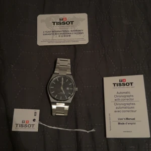 Silver klocka från TISSOT - En stilig silver klocka från märket TISSOT funkar super bra inga konstigheter