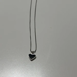 Halsband - Halsband, kedjan är lite rostig 