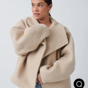 Beige teddyjacka från Gina tricot - Säljer en beige teddyjacka från Gina tricot med oversized passform och bred krage. Jackan har omlottstängning och är tillverkad i mjukt fleece-liknande material. Perfekt för dig som gillar chill och comfy vibes. Långärmad och riktigt mysig att bära.