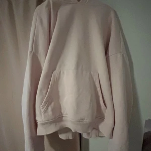 Ljusrosa hoodie - Ljus rosa hoodie från Lager 157 i storlek L. Mycket bra skick, använd 1 gång. (Kommer tvättas innan skick.). Storlek L men kan uppfattas liten i storlek. Passar mig jättebra som har M. Perfekt för dig som vill ha snygg men avslappnad look.   Prislapp borta. Pris kan diskuteras.   Ny pris: ca 200