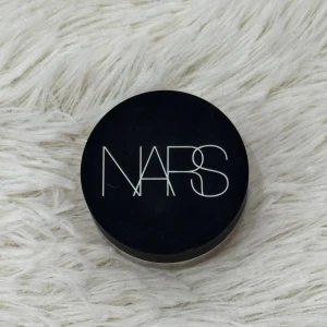 NARS Soft Matte Concealer Chantilly - NARS Soft Matte Complete Concealer i färgen Light 1 Chantilly. Kommer i en rund burk med svart lock och transparent botten. Krämig formula i en ljus, neutral ton som smälter in snyggt på huden. Perfekt för att täcka mörka ringar och ojämnheter.