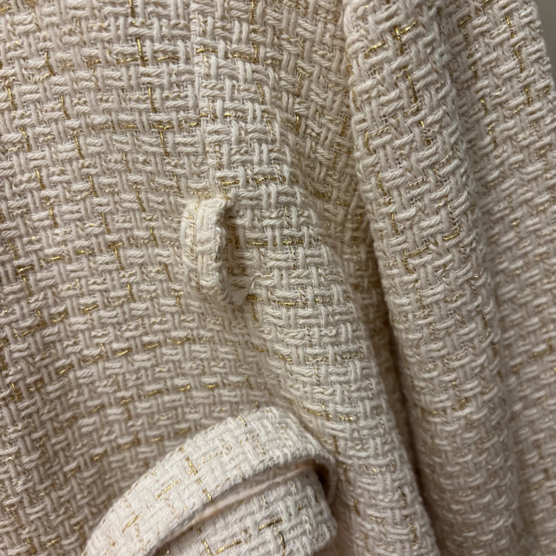 Off-whiite kavaj med guldknappar från Zara - 3