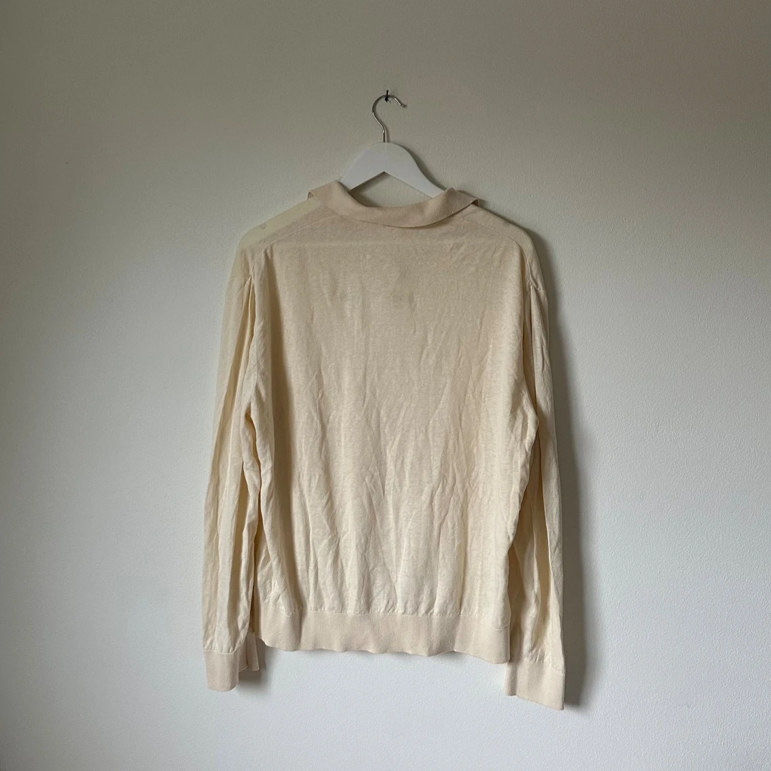 Beige pikétröja från Arket - 1