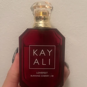 Parfym Kayali burning cherry - Parfym Kayali burning cherry, sparsamt använd. Luktar speciellt gott nu till höst/vinter 