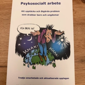 Psykosocialt arbete - En bok för dig som vill förstå och hjälpa barn och unga som har det tufft. Lär dig upptäcka problem, förstå risker och använda beprövade metoder. Perfekt för dig som pluggar eller jobbar med unga och vill göra skillnad!