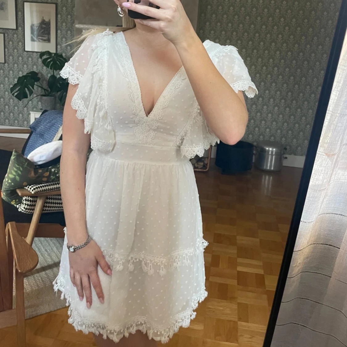 Vit klänning med spetsdetaljer. Studentklänning - 91