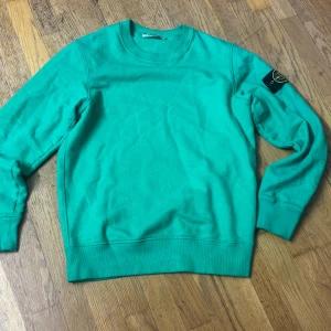 Stone Island tröja  - Säljen en ÄKTA Stone Island tröja som är i bra sick, jag fraktar samma dag som beställningen sker.