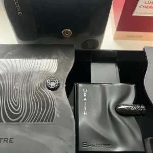 Spectre Wraith unisex parfym - Unik och modern parfym med cool design, perfekt för dig som vill sticka ut. Flaskan har en edgy look och passar dig som gillar att testa nya stilar. Märkt med 'French Scent'. Köpt av dupesbolaget på Instagram 