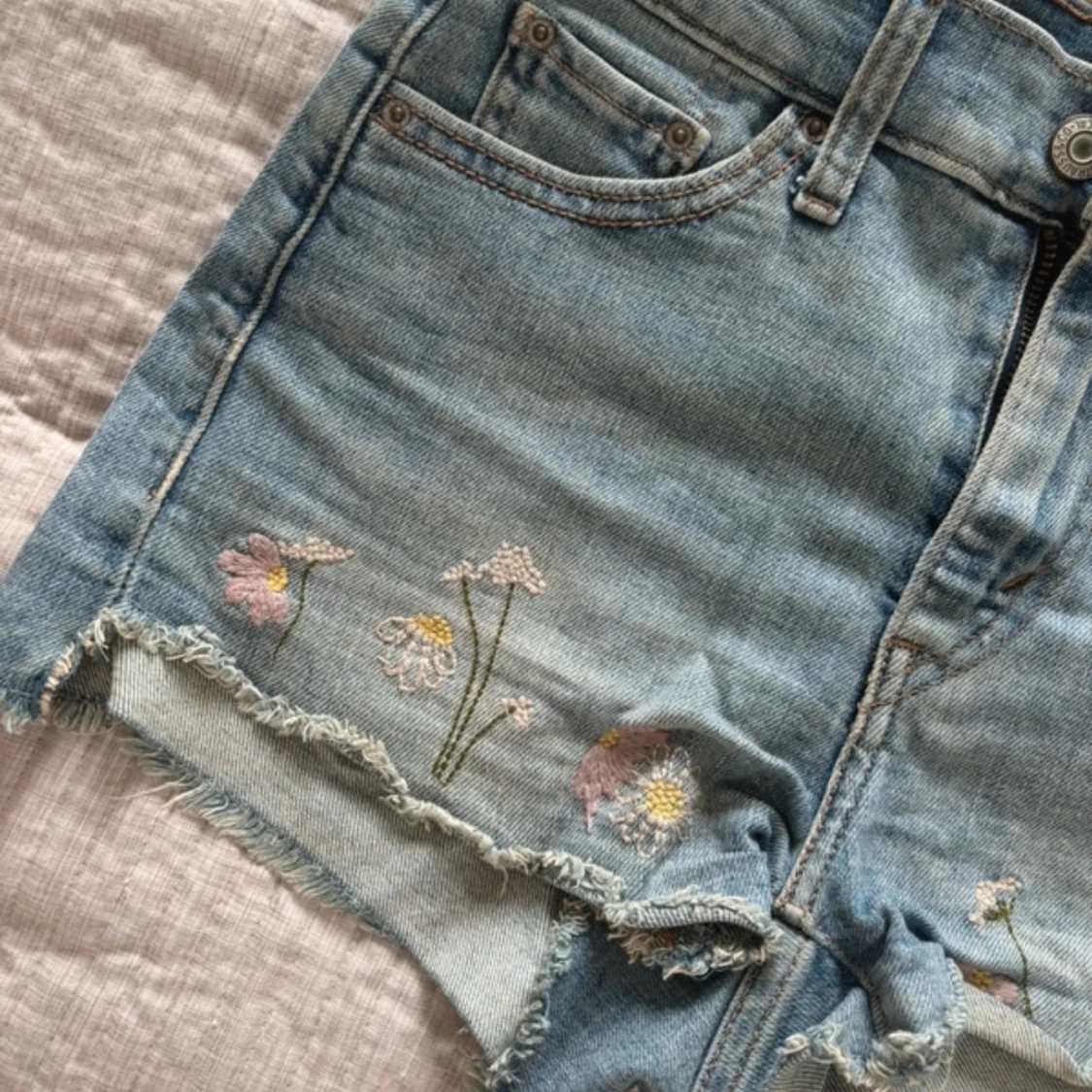 Levi's ljusblå jeansshorts med broderi - 2