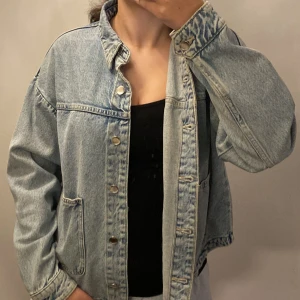 Oversized jeansjacka från Zara - Säljer en ljusblå oversized jeansjacka från Zara som är jätte trendig. Såå fin till sommaren💐 aldrig använd