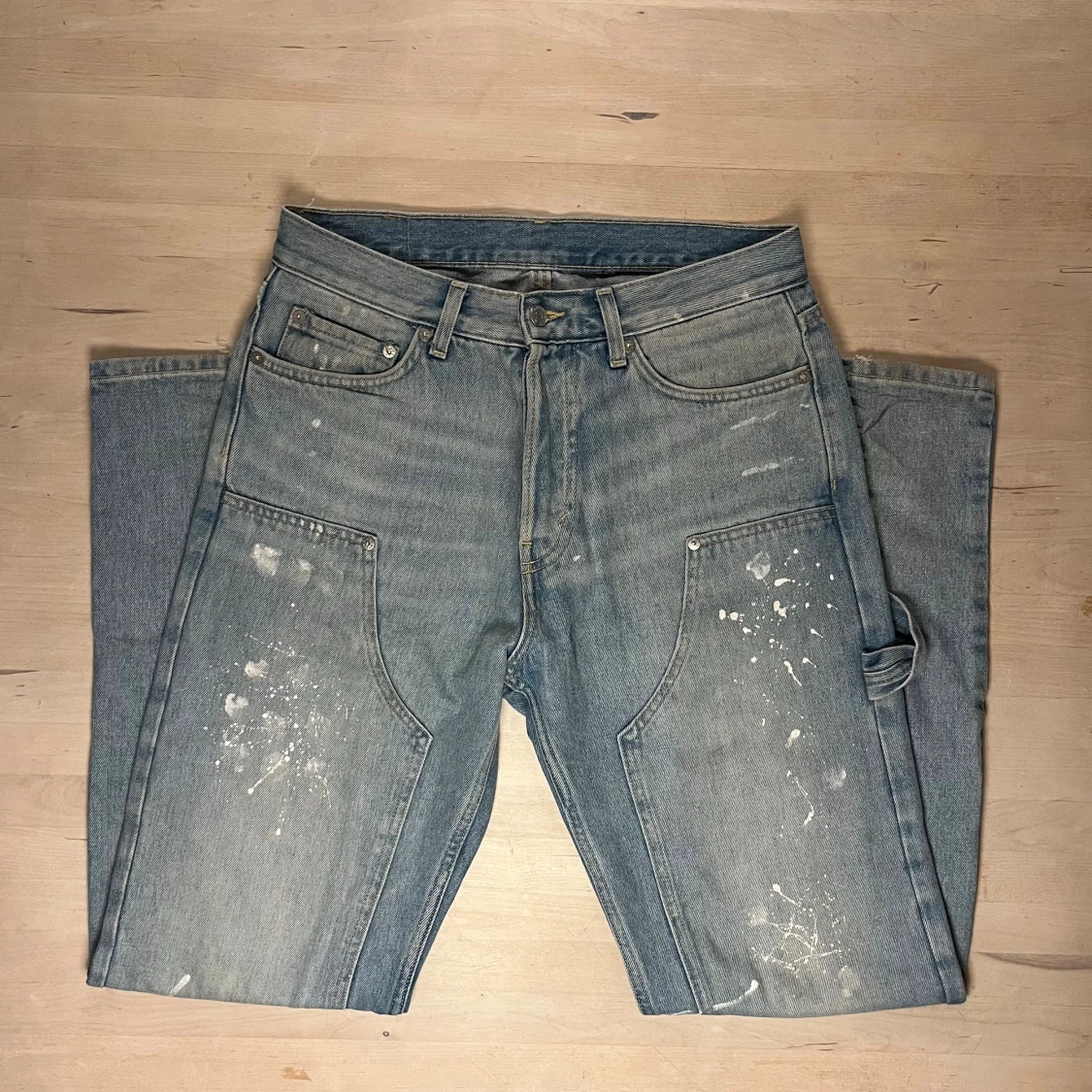 Blå carpenter jeans med färgstänk från Weekday