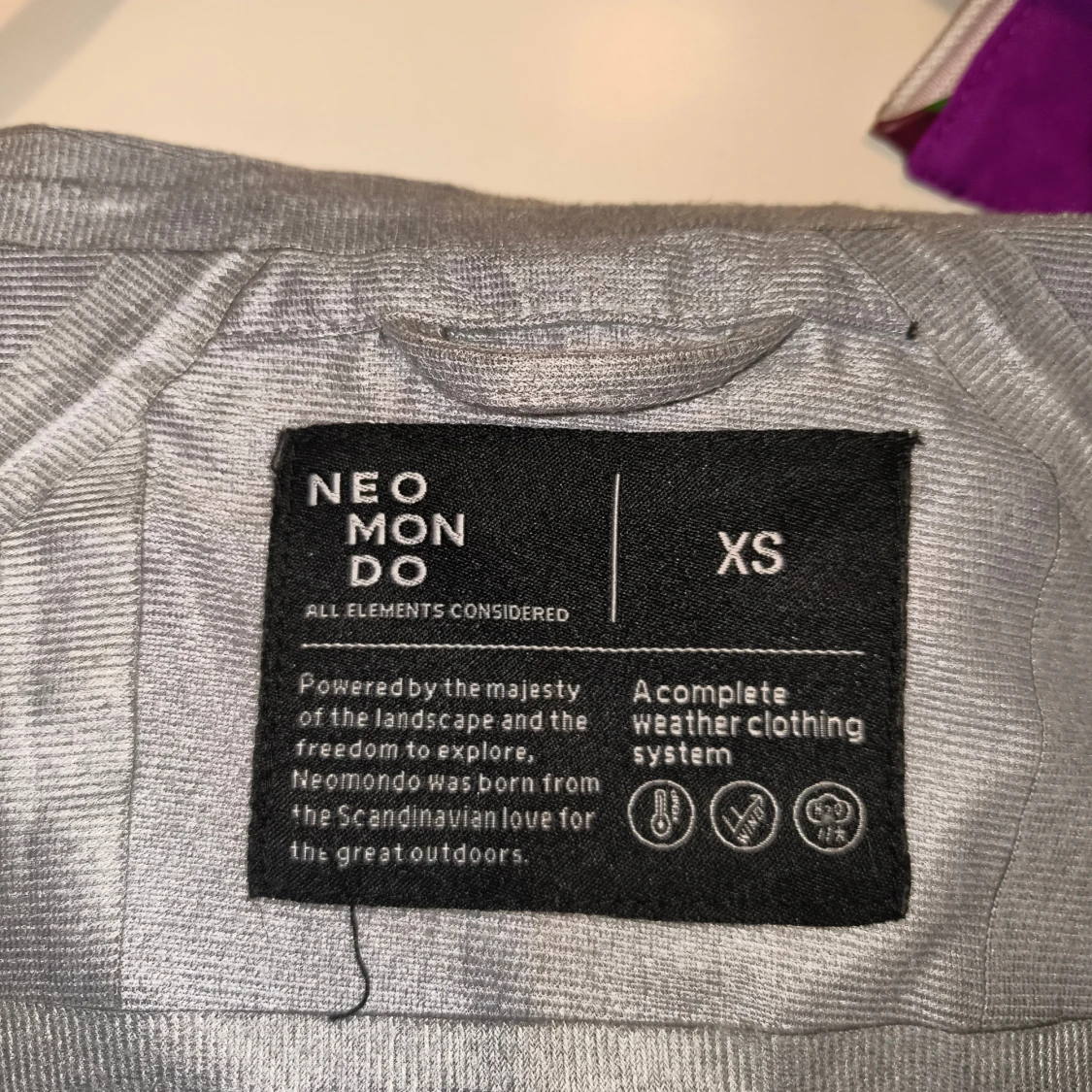 Vinröd vindjacka från Neomondo XS - 2