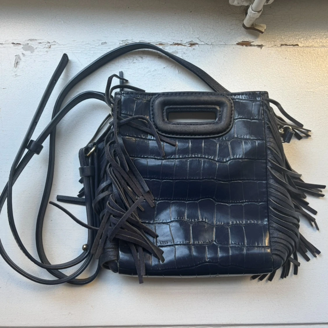 Blå liten axelväska med fransar från Maje