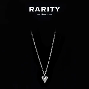 Heart Necklace - Silver: Silverhalsband med hjärthänge Rarity - Stilrent halsband i silver från Rarity of Sweden med ett elegant hjärthänge. Kedjan är tunn och klassisk, perfekt för dig som gillar minimalistiska smycken med en romantisk touch.
