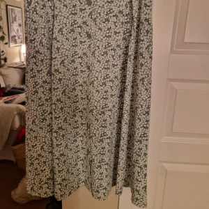 Sommarkjol  - Fin sommarkjol från monkl. Får inte riktigt med hela längden på kjolen men om ni är intresserade kan jag skicka mer bilder privat. Öppen för prisförslag!