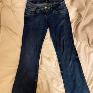 Blå ltb jeans - Modellen valerie. W28/L34. De är lite avklippta längst ner så de är mer som en L32