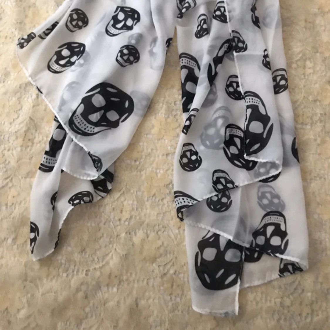 Vit halsduk med svarta döskallar - 1