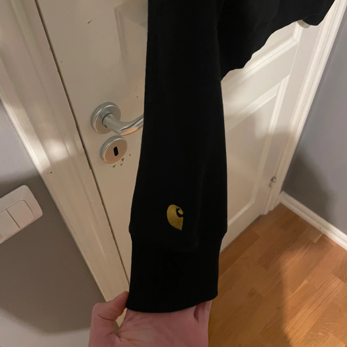 Svart sweatshirt från Carhartt  - 2