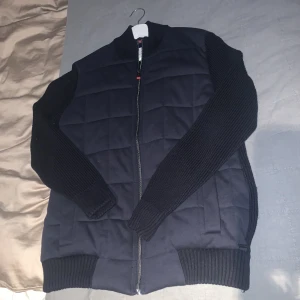 Tom tailor cardigan jacka - Säljer denna snygga cardigan jacka. Köpt för 1699kr, använd endast 3-4 gånger, annars bara legat i skåpet. Skick 9/10. 