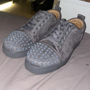 Christian Louboutin skor - Säljer ett par Christian Louboutin. Skorna har snörning och rund tå, samt lyxig läderinsida. Perfekta för dig som vill sticka ut med en edgy och exklusiv look. Strl 43 dock en sån nita eller spike kommer ej ihåg vad dom hette som iallafall gått av ingen box som medföljer