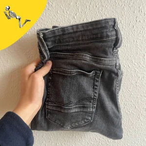 Jack & Jones jeans - Jack & Jones med slitningar - Skick: Hyfsat använda , inga defekter - Slim fit Glenn- Nypris: 999kr - O&P