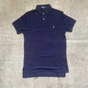 Mörkblå Polo Ralph Lauren pike  - Jag Säljer en fet pike från Polo Ralph Lauren| skicket på tröjan är bra 8/10 | storlek S | ny pris 2000: mitt pris är 349 | skriv vid frågor och funderingar       