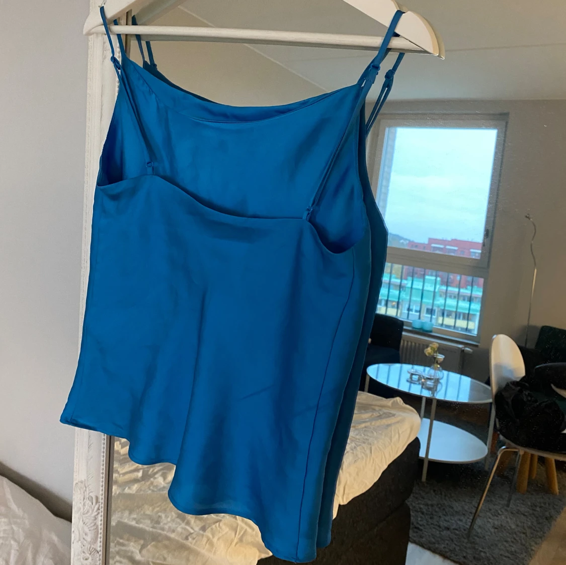 Blå satin linnetopp fr. H&M i strl 32 - 3