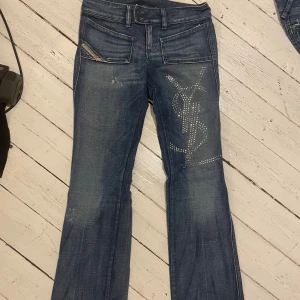 Lågmidjade jeans - Storlek 26. Köpta på vintage butik i Spanien. Rakt över midjan: 39 Innerben: 85 Diesel och YSL