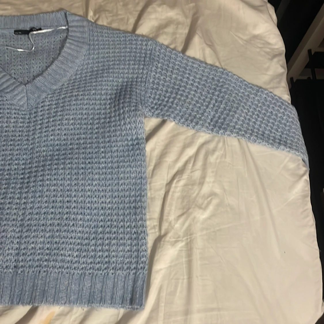 Ljusblå stickad v-ringad tröja - 2