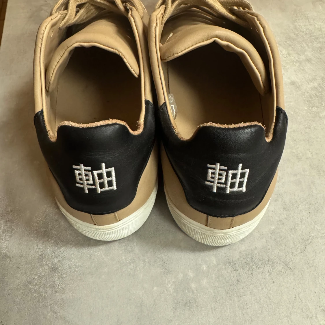 Beige sneakers från Axel Arigato - 2