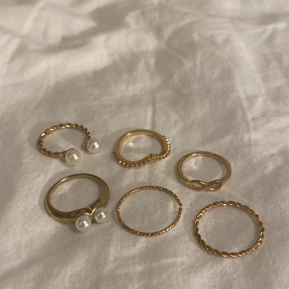 Set med sex guldiga ringar med pärlor - 3